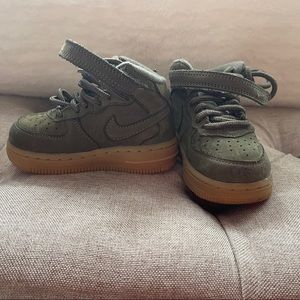 Like new barely worn olive green Air Force 1s. Size 5.